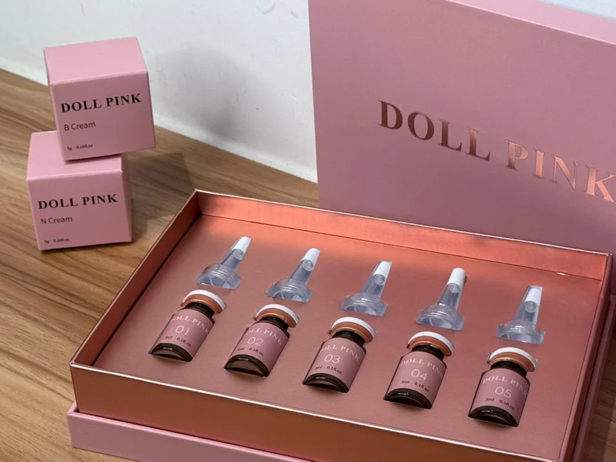 DOLL PINK の専用エッセンス一式。5 本のアンプルが収められた化粧箱と、B Cream・N Cream のアフタークリーム